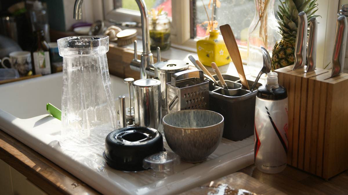 Applying natural rust remover for natural stone poultice on marble countertop